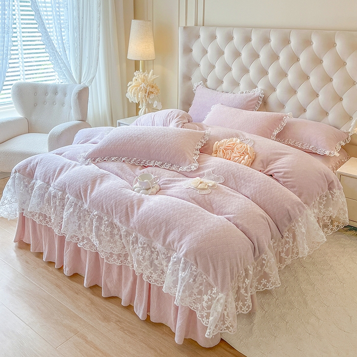 91家纺网 家纺一手货源 找家纺 网红馆（ck家纺） 2025新款雕花牛奶绒床裙系列单床裙-蜜语甜心 蜜语甜心-浅紫