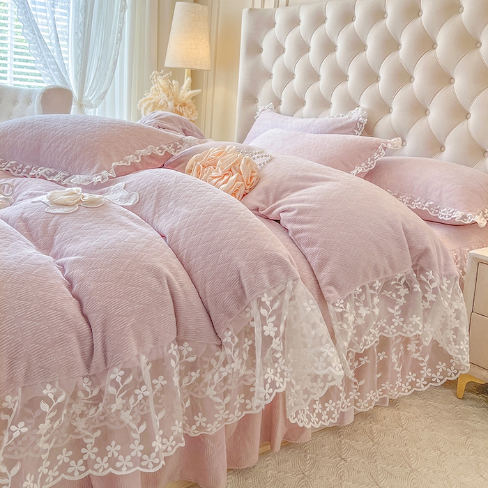 91家纺网 家纺一手货源 找家纺 网红馆（ck家纺） 2025新款雕花牛奶绒床裙系列单床裙-蜜语甜心 蜜语甜心-浅紫