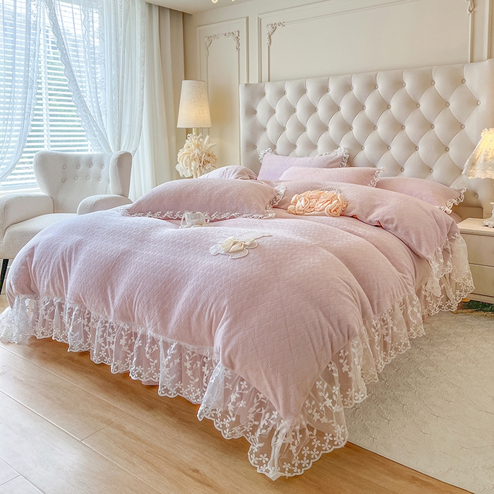 91家纺网 家纺一手货源 找家纺 网红馆（ck家纺） 2025新款雕花牛奶绒床裙系列单床裙-蜜语甜心 蜜语甜心-浅紫