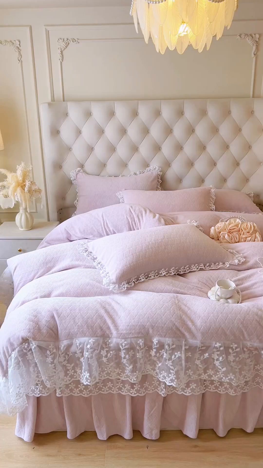 91家纺网 家纺一手货源 找家纺 网红馆（ck家纺） 2025新款雕花牛奶绒床裙系列单床裙-蜜语甜心 蜜语甜心-浅紫