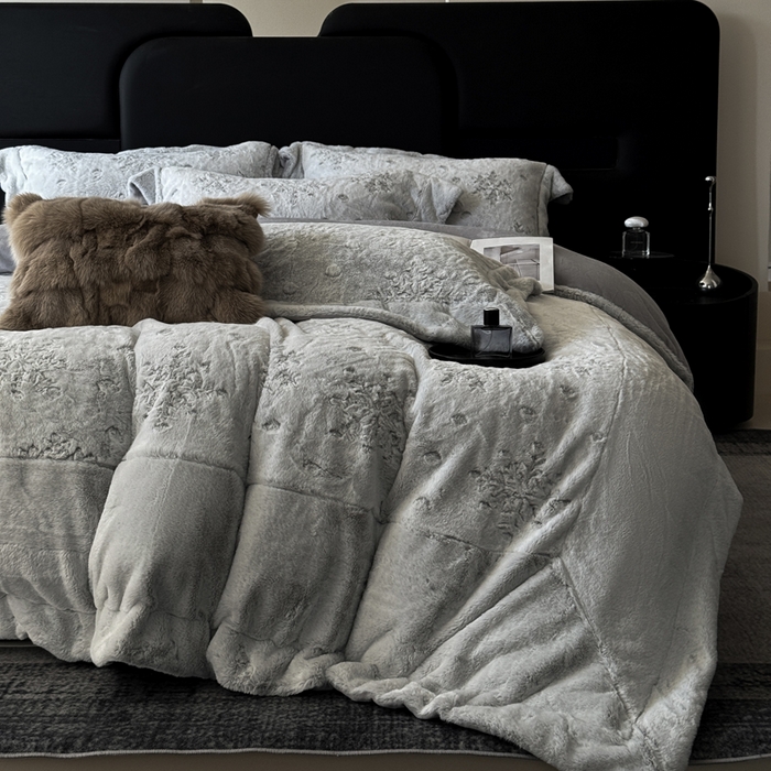 91家纺网 家纺一手货源 找家纺 丞音家纺 2025秋冬新款A类轻奢皮草绒加厚水貂绒保暖牛奶绒床上用品珊瑚绒四件套床单被套 路易斯-高级灰
