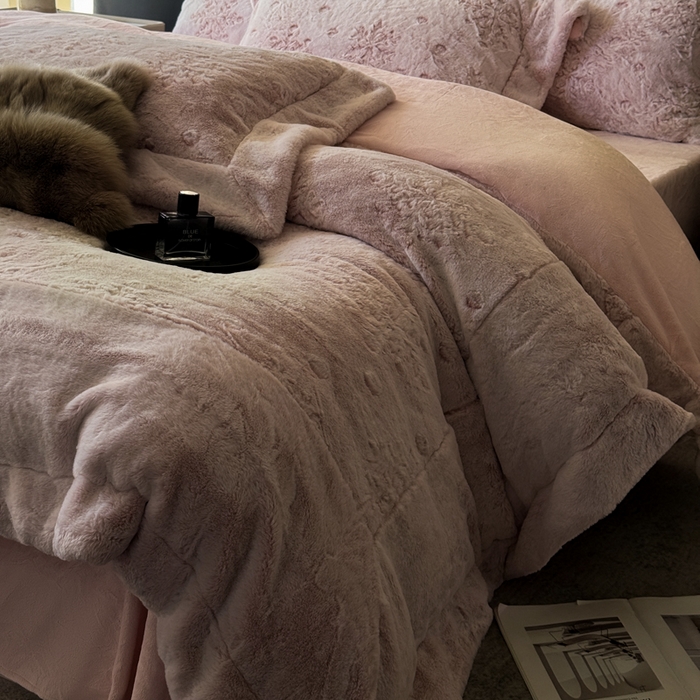 91家纺网 家纺一手货源 找家纺 丞音家纺 2025秋冬新款A类轻奢皮草绒加厚水貂绒保暖牛奶绒床上用品珊瑚绒四件套床单被套 路易斯-豆沙粉