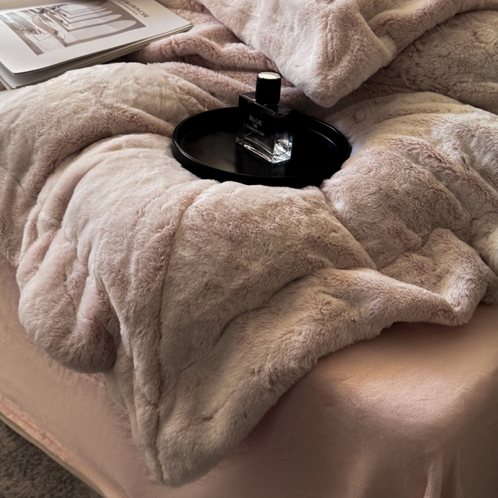 91家纺网 家纺一手货源 找家纺 丞音家纺 2025秋冬新款A类轻奢皮草绒加厚水貂绒保暖牛奶绒床上用品珊瑚绒四件套床单被套 路易斯-豆沙粉