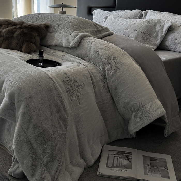 91家纺网 家纺一手货源 找家纺 丞音家纺 2025秋冬新款A类轻奢皮草绒加厚水貂绒保暖牛奶绒床上用品珊瑚绒四件套床单被套 路易斯-高级灰