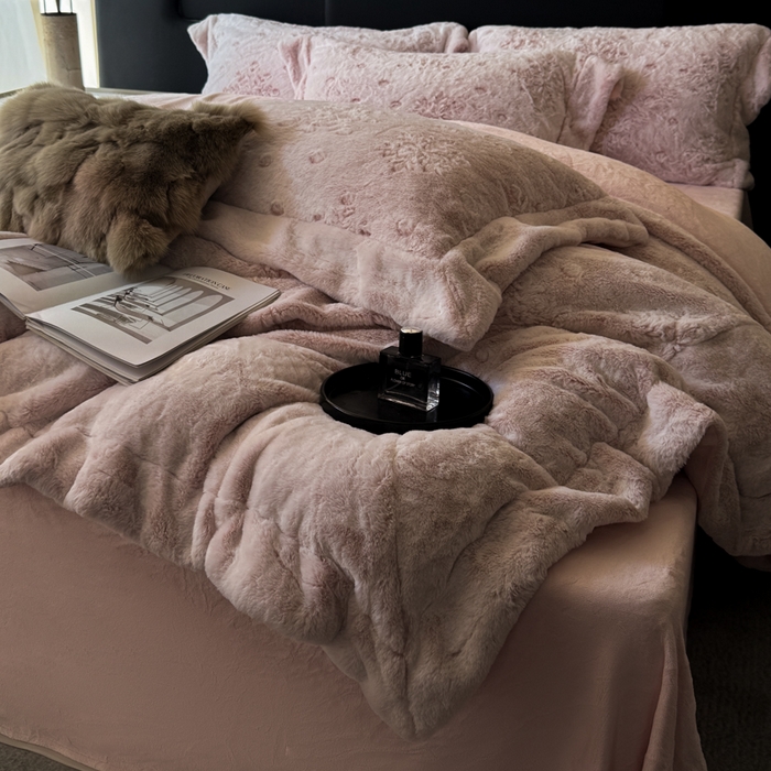 91家纺网 家纺一手货源 找家纺 丞音家纺 2025秋冬新款A类轻奢皮草绒加厚水貂绒保暖牛奶绒床上用品珊瑚绒四件套床单被套 路易斯-豆沙粉