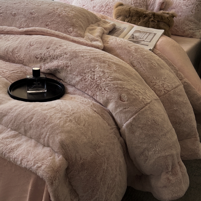 91家纺网 家纺一手货源 找家纺 丞音家纺 2025秋冬新款A类轻奢皮草绒加厚水貂绒保暖牛奶绒床上用品珊瑚绒四件套床单被套 路易斯-豆沙粉