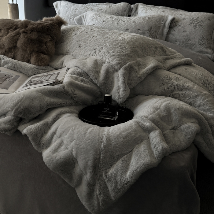 91家纺网 家纺一手货源 找家纺 丞音家纺 2025秋冬新款A类轻奢皮草绒加厚水貂绒保暖牛奶绒床上用品珊瑚绒四件套床单被套 路易斯-高级灰