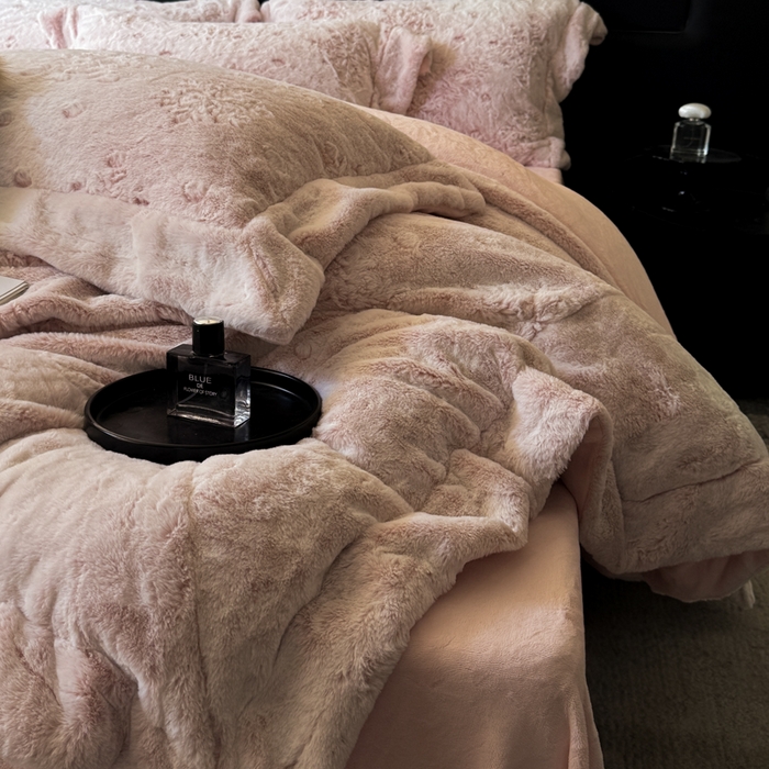 91家纺网 家纺一手货源 找家纺 丞音家纺 2025秋冬新款A类轻奢皮草绒加厚水貂绒保暖牛奶绒床上用品珊瑚绒四件套床单被套 路易斯-豆沙粉