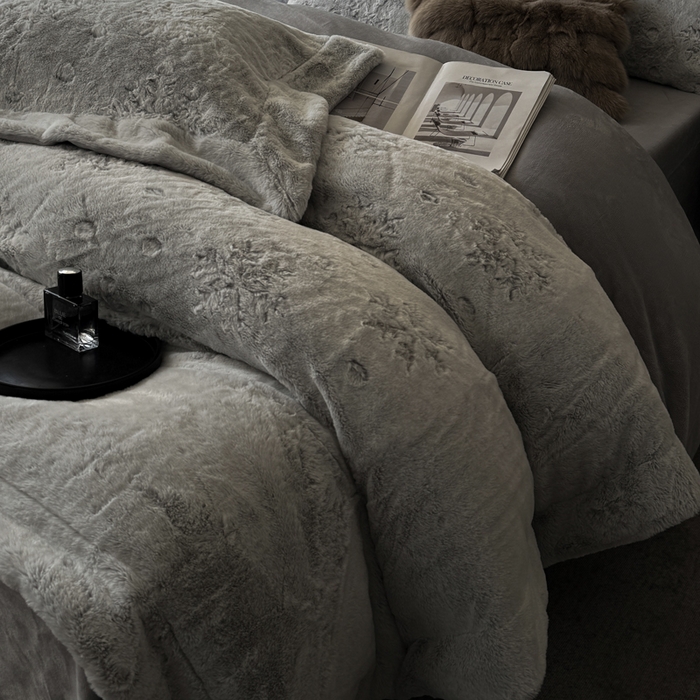 91家纺网 家纺一手货源 找家纺 丞音家纺 2025秋冬新款A类轻奢皮草绒加厚水貂绒保暖牛奶绒床上用品珊瑚绒四件套床单被套 路易斯-高级灰