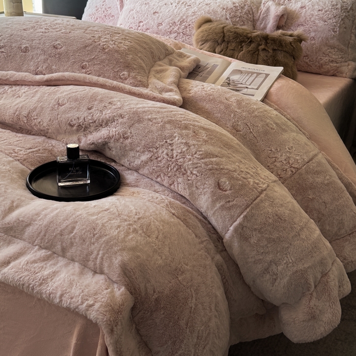 91家纺网 家纺一手货源 找家纺 丞音家纺 2025秋冬新款A类轻奢皮草绒加厚水貂绒保暖牛奶绒床上用品珊瑚绒四件套床单被套 路易斯-豆沙粉