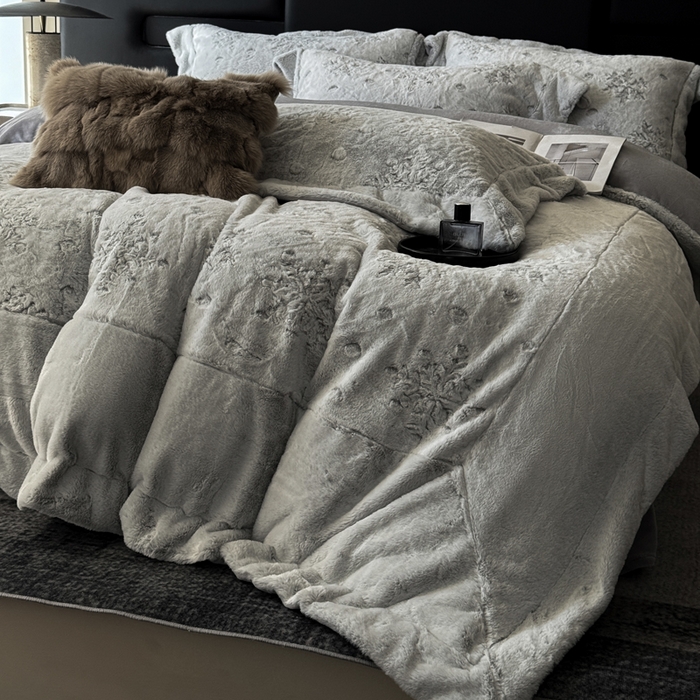91家纺网 家纺一手货源 找家纺 丞音家纺 2025秋冬新款A类轻奢皮草绒加厚水貂绒保暖牛奶绒床上用品珊瑚绒四件套床单被套 路易斯-高级灰