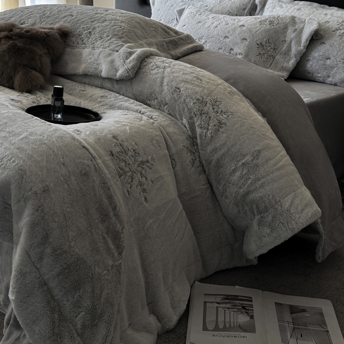 91家纺网 家纺一手货源 找家纺 丞音家纺 2025秋冬新款A类轻奢皮草绒加厚水貂绒保暖牛奶绒床上用品珊瑚绒四件套床单被套 路易斯-高级灰