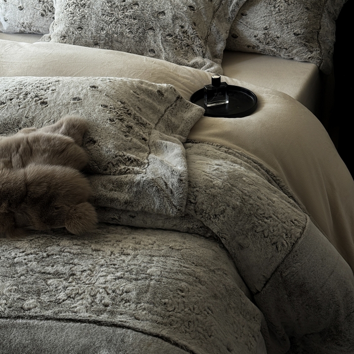 91家纺网 家纺一手货源 找家纺 丞音家纺 2025秋冬新款A类轻奢皮草绒加厚水貂绒保暖牛奶绒床上用品珊瑚绒四件套床单被套 路易斯-深咖色