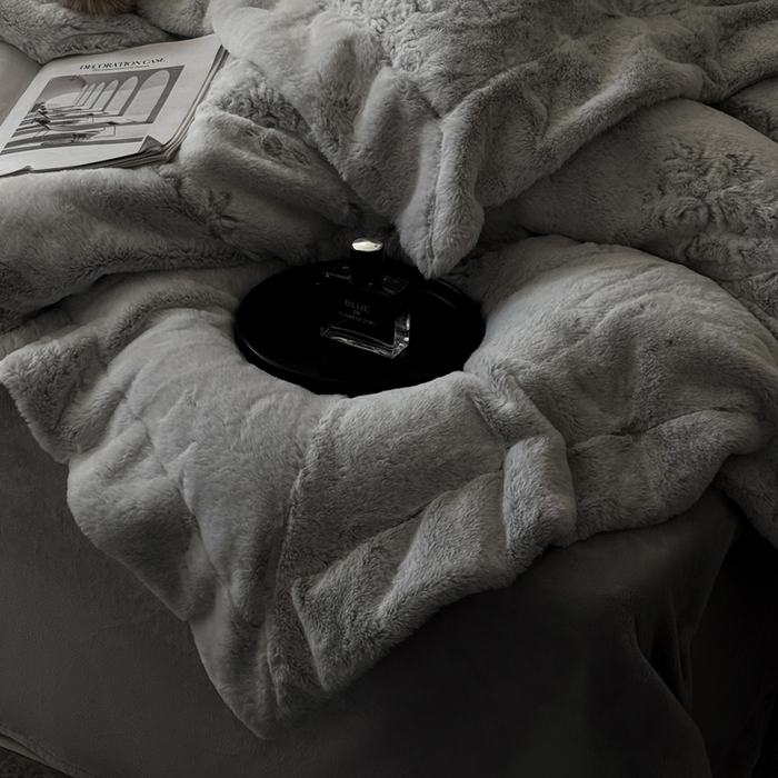 91家纺网 家纺一手货源 找家纺 丞音家纺 2025秋冬新款A类轻奢皮草绒加厚水貂绒保暖牛奶绒床上用品珊瑚绒四件套床单被套 路易斯-高级灰