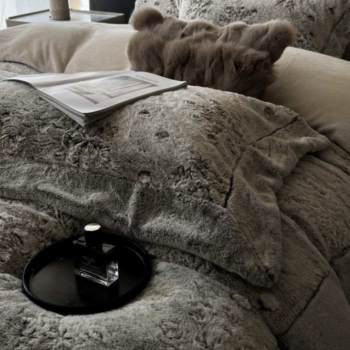 91家纺网 家纺一手货源 找家纺 丞音家纺 2025秋冬新款A类轻奢皮草绒加厚水貂绒保暖牛奶绒床上用品珊瑚绒四件套床单被套 路易斯-深咖色