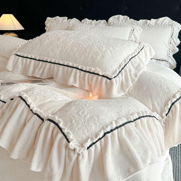 91家纺网 家纺一手货源 找家纺 （总）诺梵家纺 2025新款花边款雕花牛奶绒四件套