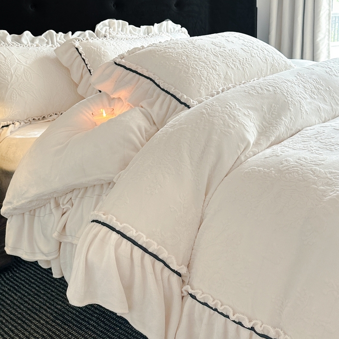 91家纺网 家纺一手货源 找家纺 诺梵家纺 2025新款花边款雕花牛奶绒四件套 芊黛-米白