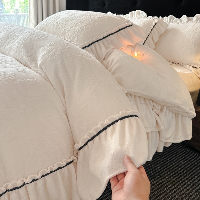 91家纺网 家纺一手货源 找家纺 诺梵家纺 2025新款花边款雕花牛奶绒四件套 芊黛-米白