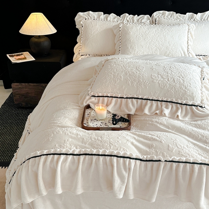 91家纺网 家纺一手货源 找家纺 诺梵家纺 2025新款花边款雕花牛奶绒四件套 芊黛-米白