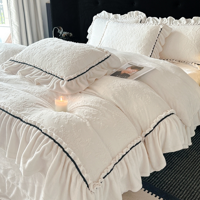 91家纺网 家纺一手货源 找家纺 诺梵家纺 2025新款花边款雕花牛奶绒四件套 芊黛-米白