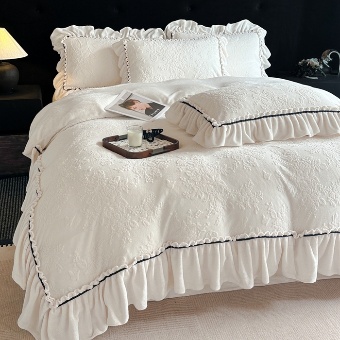 91家纺网 家纺一手货源 找家纺 诺梵家纺 2025新款花边款雕花牛奶绒四件套 芊黛-米白
