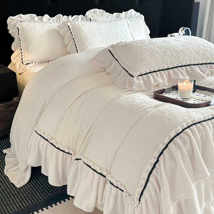 91家纺网 家纺一手货源 找家纺 诺梵家纺 2025新款花边款雕花牛奶绒四件套 芊黛-米白