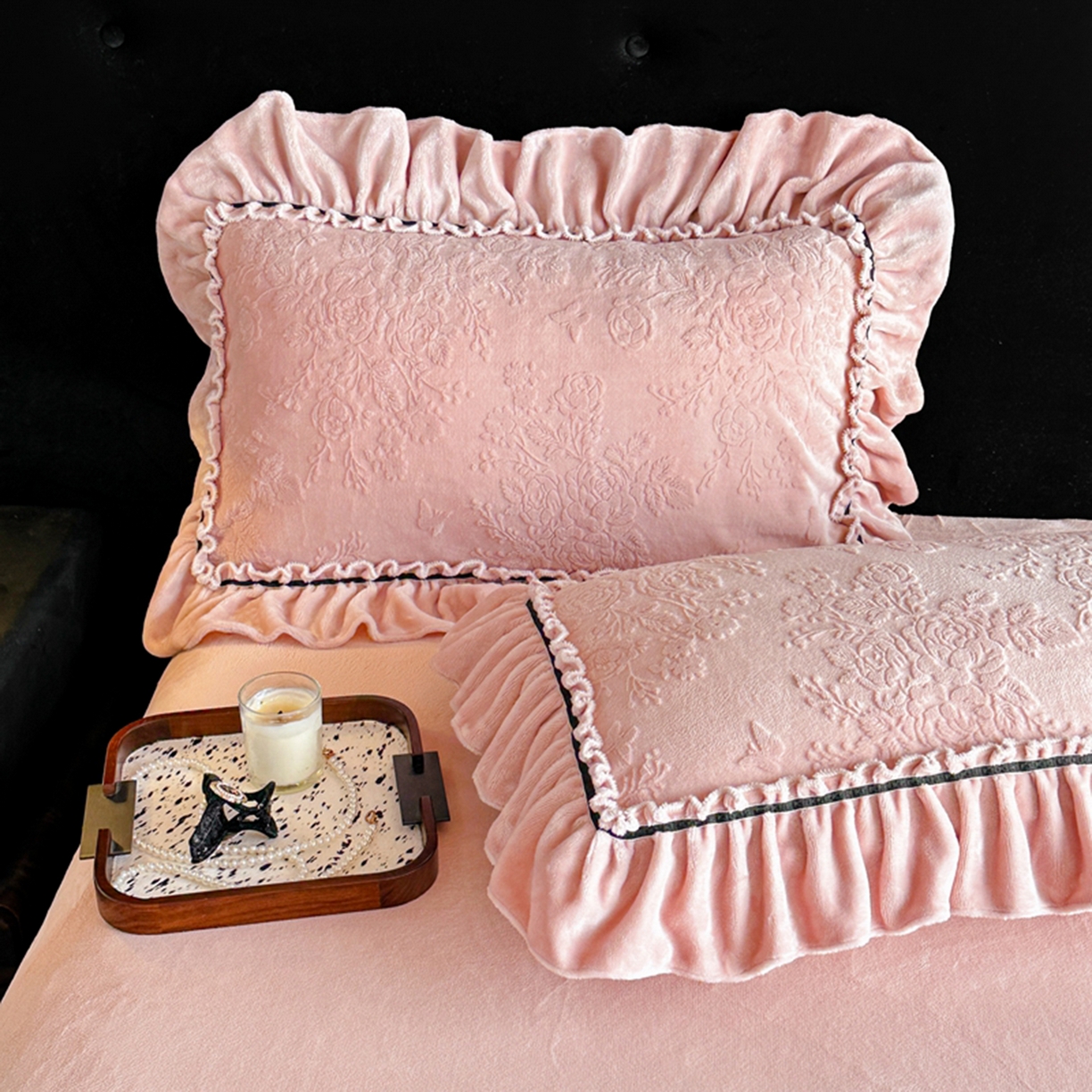 91家纺网 家纺一手货源 找家纺 （总）诺梵家纺 2025新款花边款雕花牛奶绒四件套