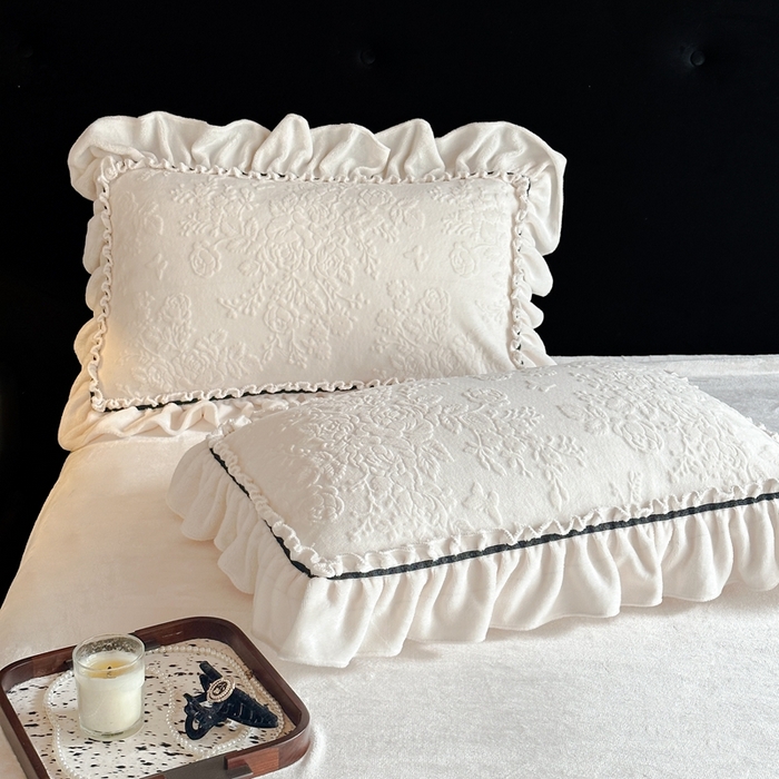 91家纺网 家纺一手货源 找家纺 诺梵家纺 2025新款花边款雕花牛奶绒四件套 芊黛-米白