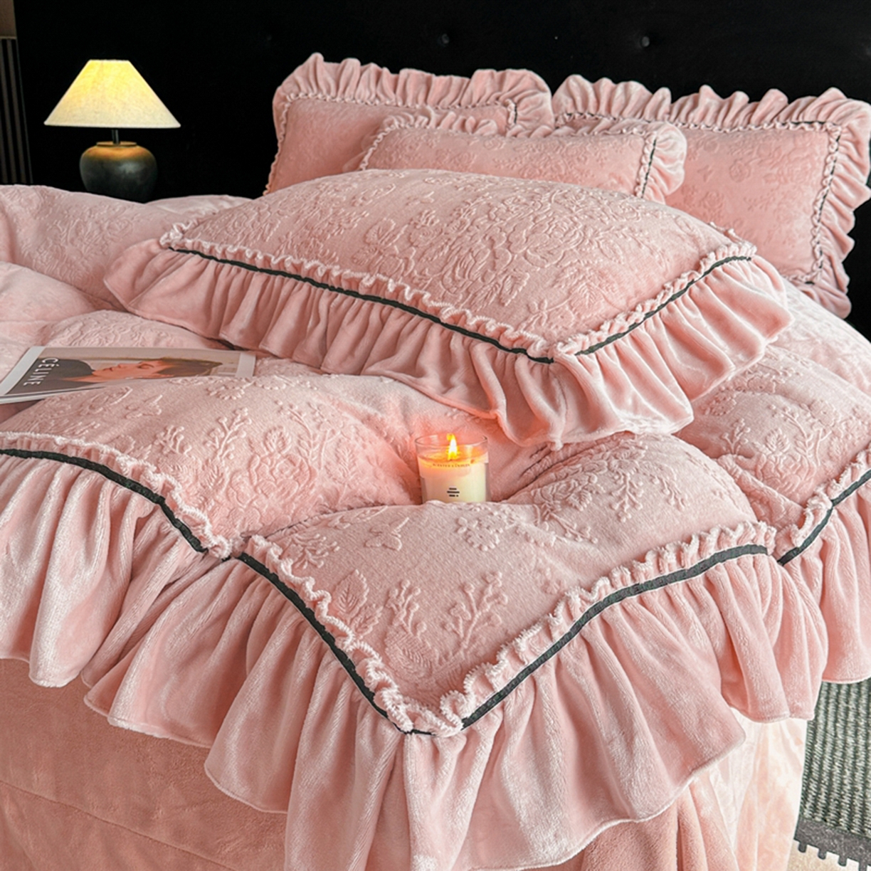 91家纺网 家纺一手货源 找家纺 （总）诺梵家纺 2025新款花边款雕花牛奶绒四件套