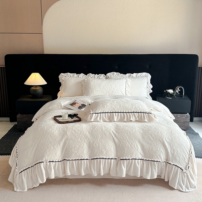 91家纺网 家纺一手货源 找家纺 诺梵家纺 2025新款花边款雕花牛奶绒四件套 芊黛-米白