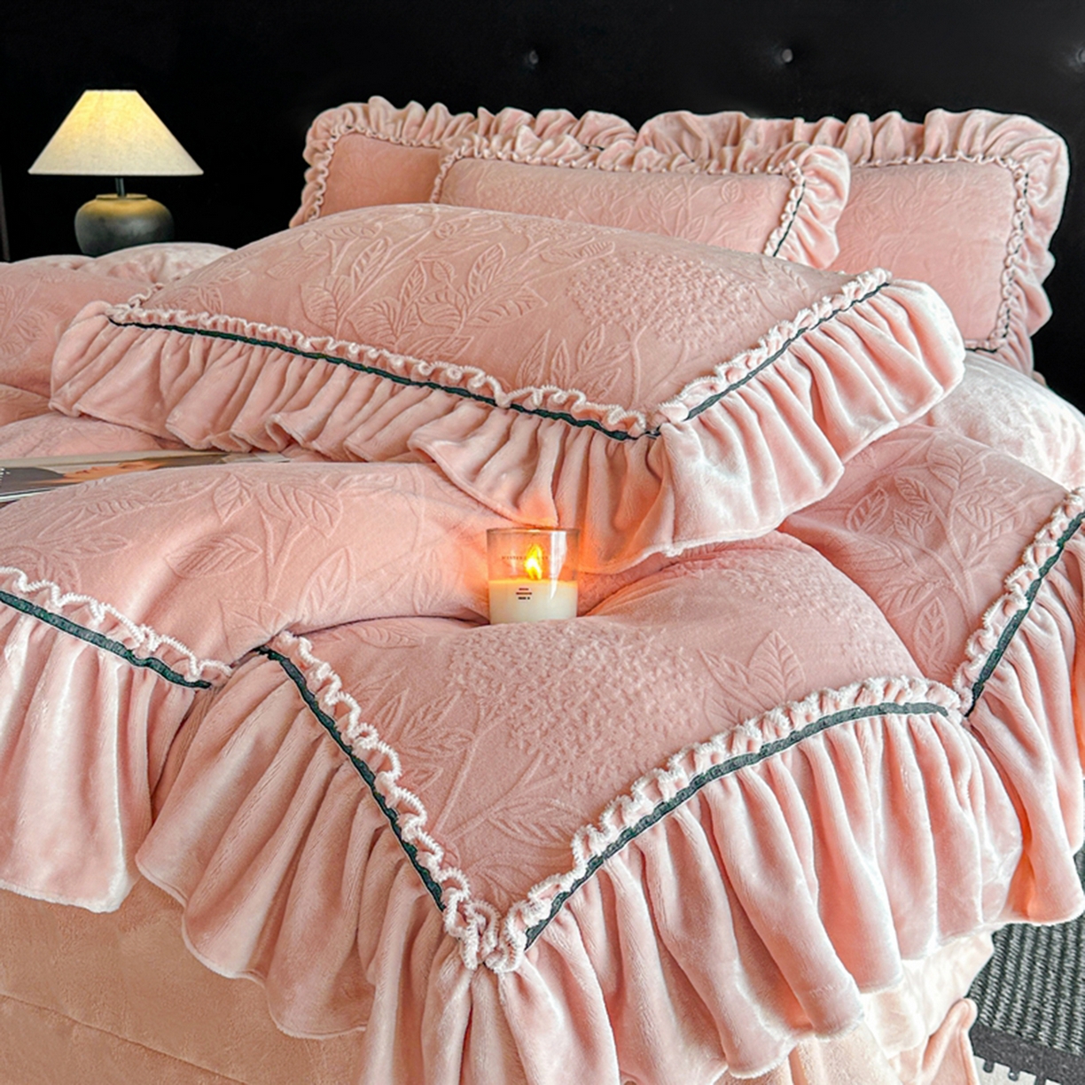 91家纺网 家纺一手货源 找家纺 （总）诺梵家纺 2025新款花边款雕花牛奶绒四件套