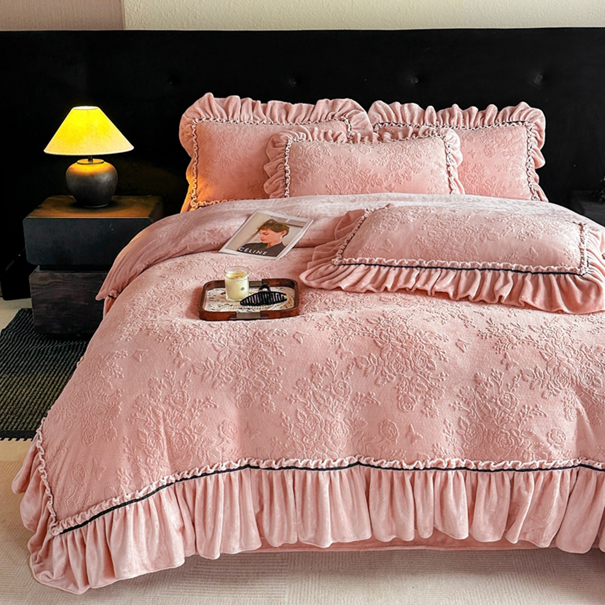 91家纺网 家纺一手货源 找家纺 （总）诺梵家纺 2025新款花边款雕花牛奶绒四件套