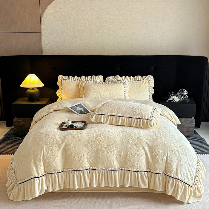 91家纺网 家纺一手货源 找家纺 诺梵家纺 2025新款花边款雕花牛奶绒四件套 芊黛-黄