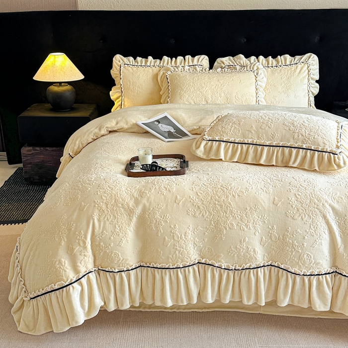 91家纺网 家纺一手货源 找家纺 诺梵家纺 2025新款花边款雕花牛奶绒四件套 芊黛-黄