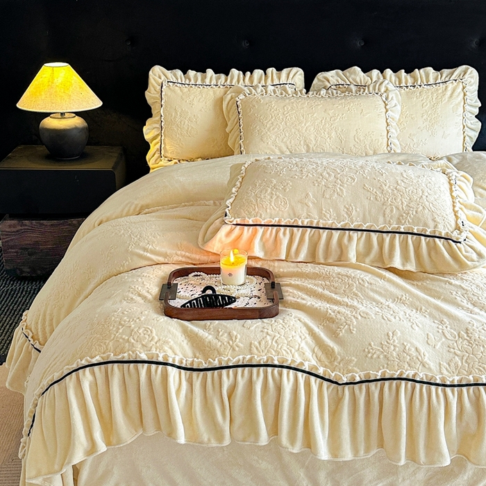 91家纺网 家纺一手货源 找家纺 诺梵家纺 2025新款花边款雕花牛奶绒四件套 芊黛-黄