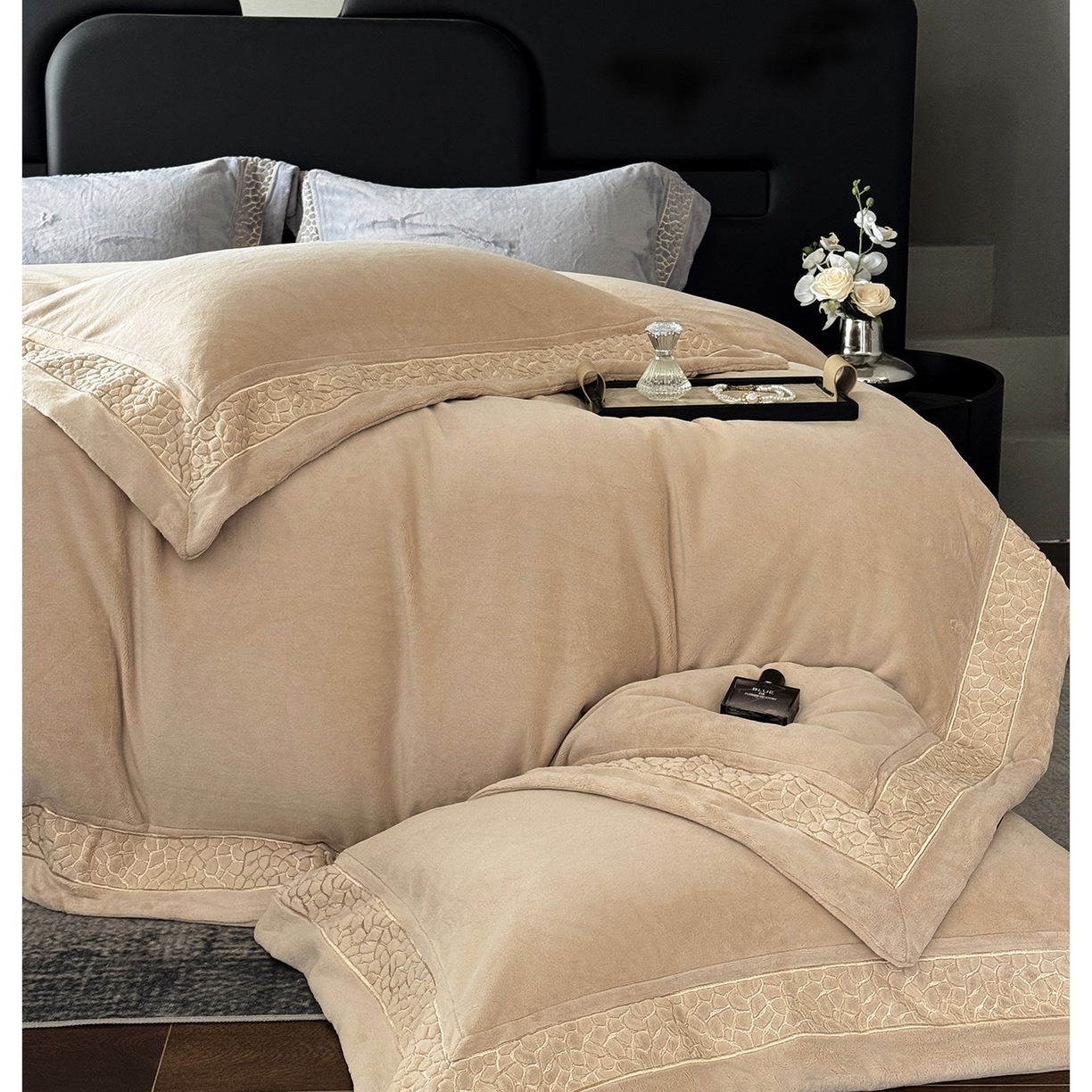 91家纺网 家纺一手货源 找家纺 芯丝路枕业 2025新款暮野蚕丝绒四件套 暮野-奶油咖