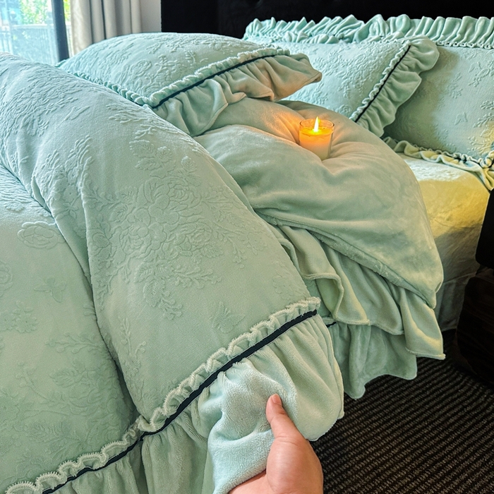 91家纺网 家纺一手货源 找家纺 诺梵家纺 2025新款花边款雕花牛奶绒四件套 芊黛-绿