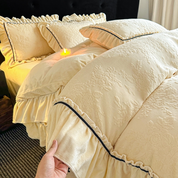 91家纺网 家纺一手货源 找家纺 诺梵家纺 2025新款花边款雕花牛奶绒四件套 芊黛-黄
