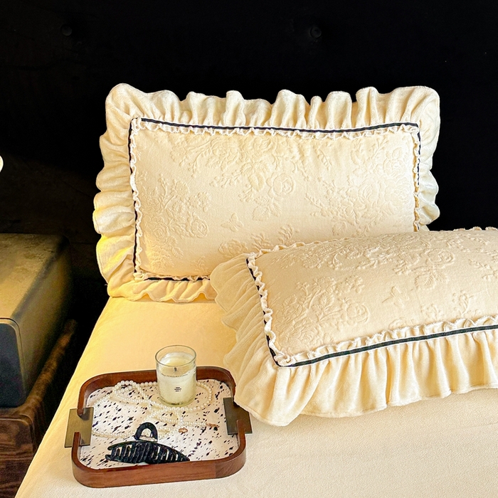 91家纺网 家纺一手货源 找家纺 诺梵家纺 2025新款花边款雕花牛奶绒四件套 芊黛-黄