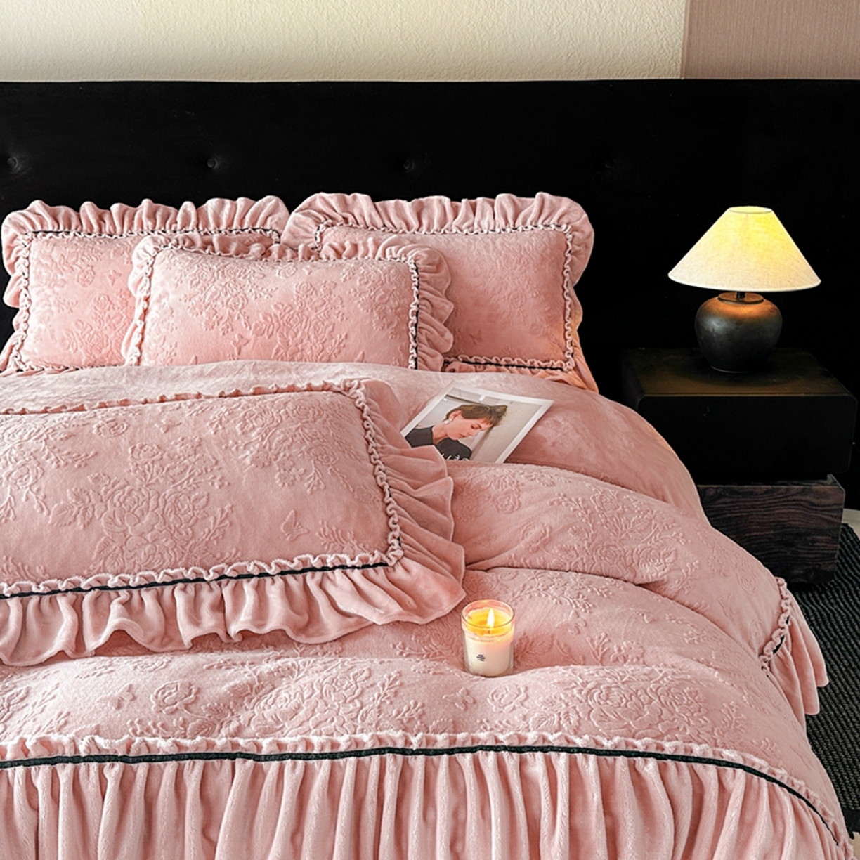 91家纺网 家纺一手货源 找家纺 诺梵家纺 2025新款花边款雕花牛奶绒四件套 芊黛-粉