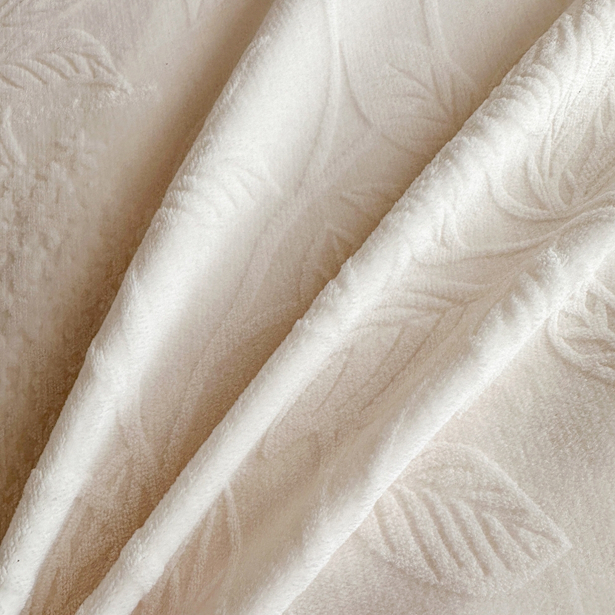 91家纺网 家纺一手货源 找家纺 诺梵家纺 2025新款花边款雕花牛奶绒四件套 幸福花-米白