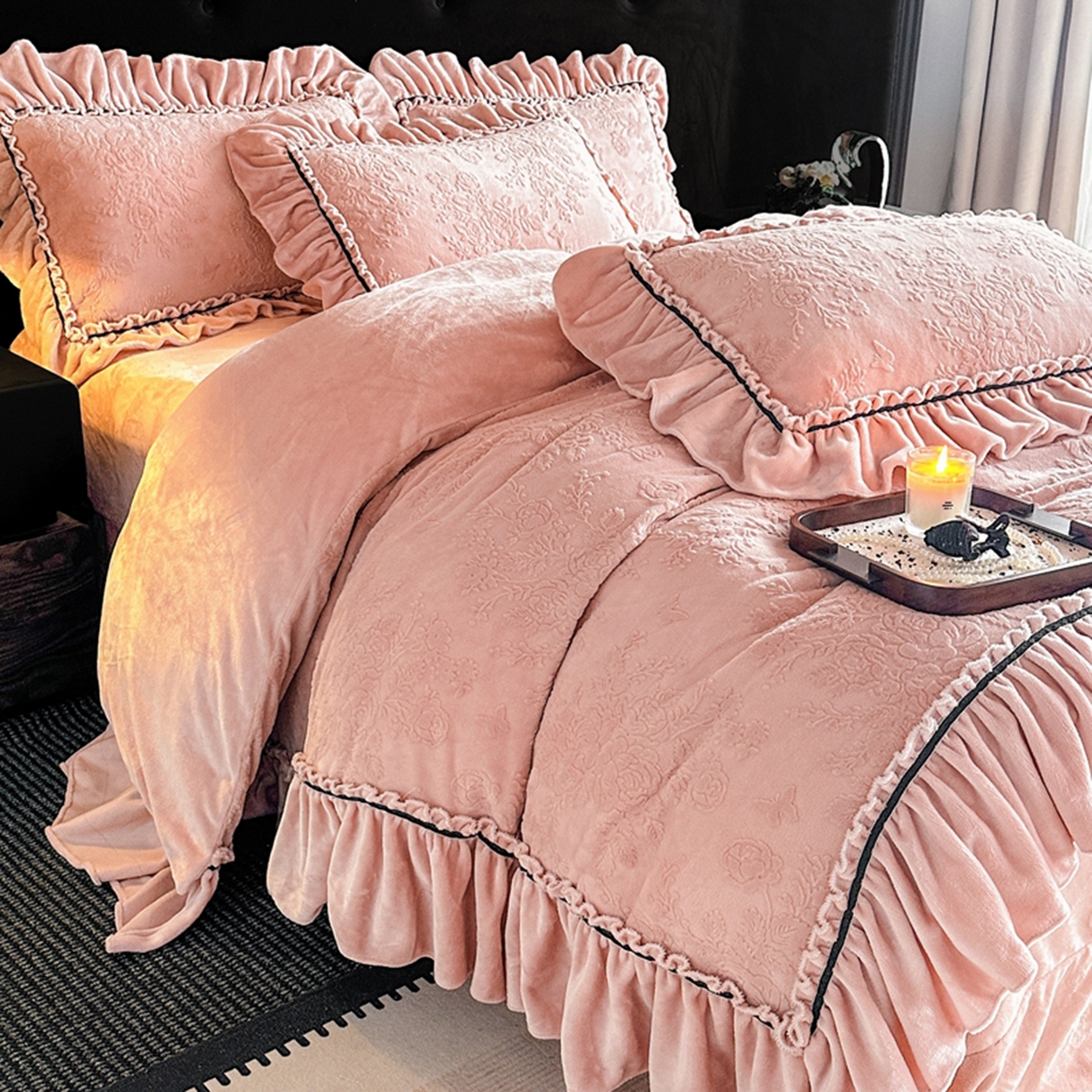 91家纺网 家纺一手货源 找家纺 诺梵家纺 2025新款花边款雕花牛奶绒四件套 芊黛-粉