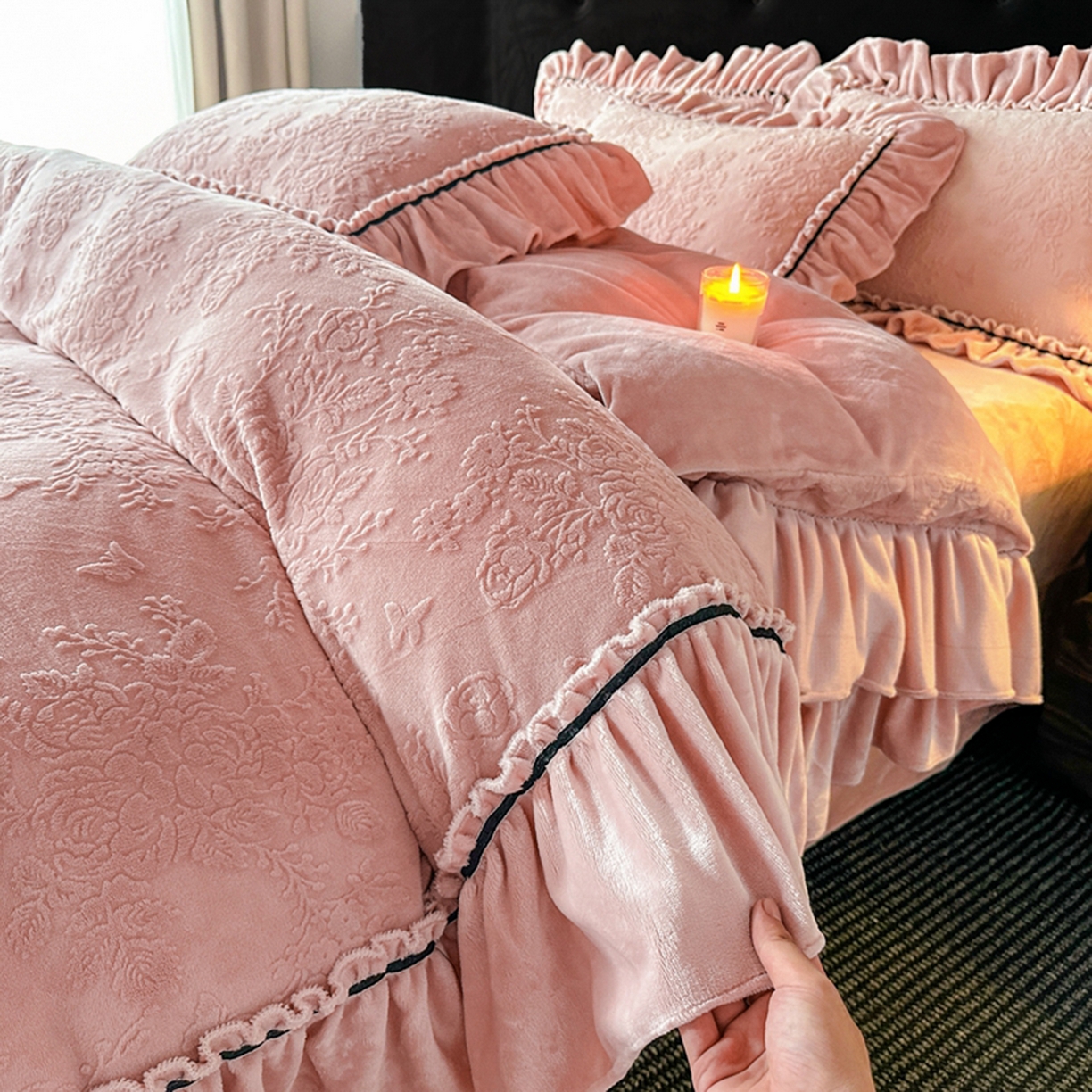 91家纺网 家纺一手货源 找家纺 诺梵家纺 2025新款花边款雕花牛奶绒四件套 芊黛-粉