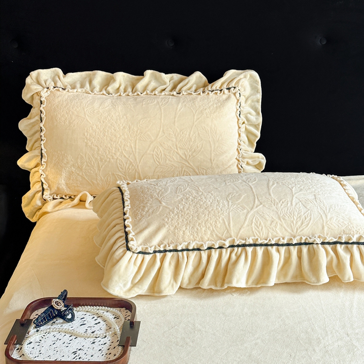 91家纺网 家纺一手货源 找家纺 诺梵家纺 2025新款花边款雕花牛奶绒四件套 幸福花-黄