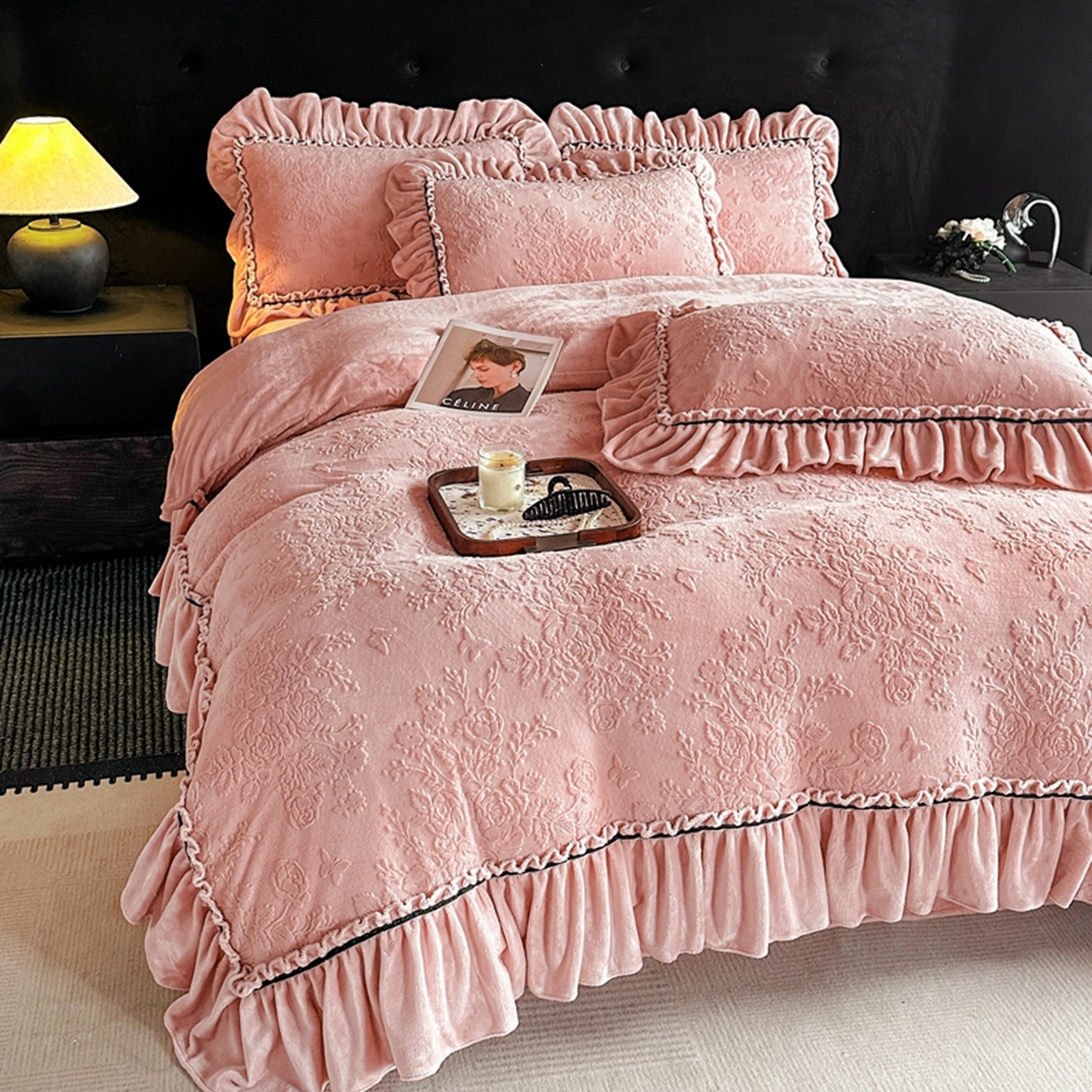 91家纺网 家纺一手货源 找家纺 诺梵家纺 2025新款花边款雕花牛奶绒四件套 芊黛-粉