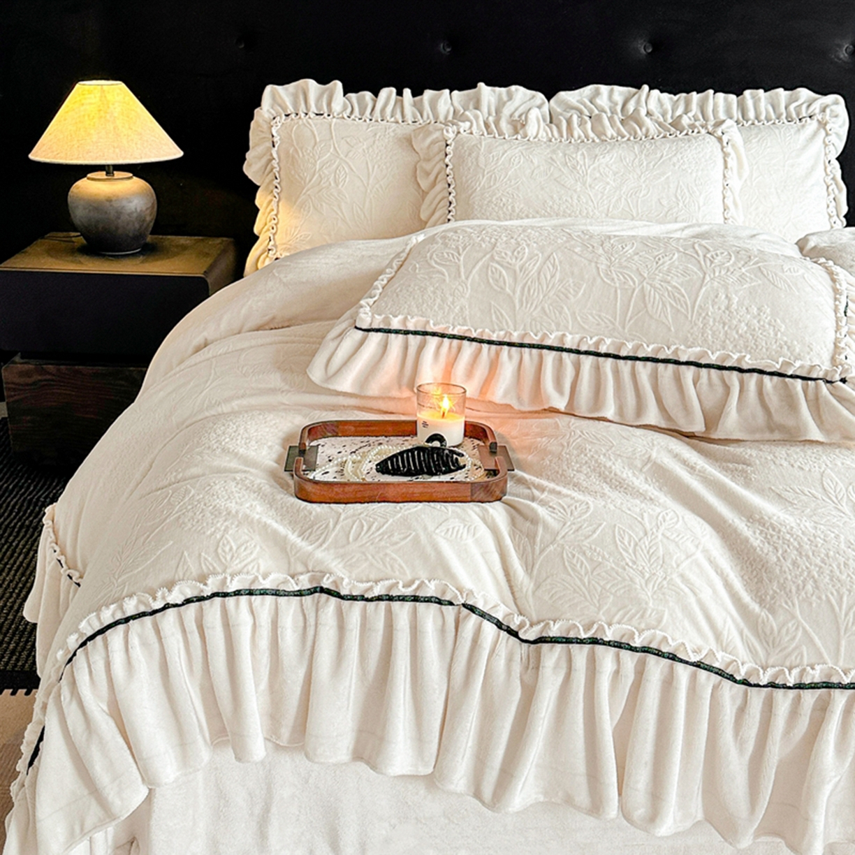 91家纺网 家纺一手货源 找家纺 诺梵家纺 2025新款花边款雕花牛奶绒四件套 幸福花-米白