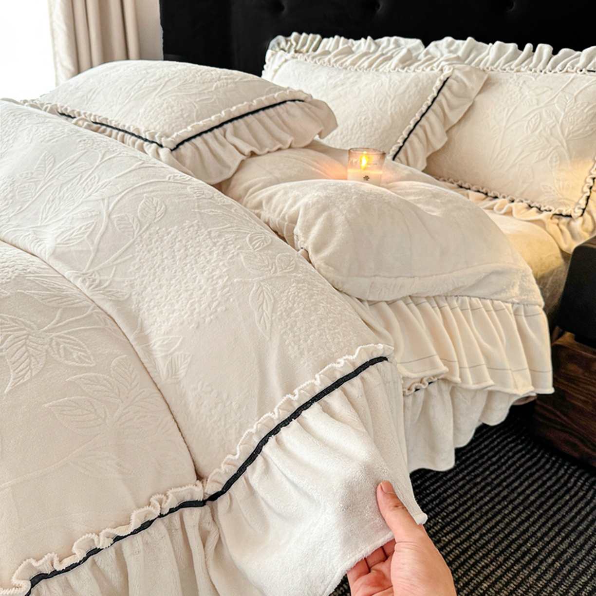 91家纺网 家纺一手货源 找家纺 诺梵家纺 2025新款花边款雕花牛奶绒四件套 幸福花-米白