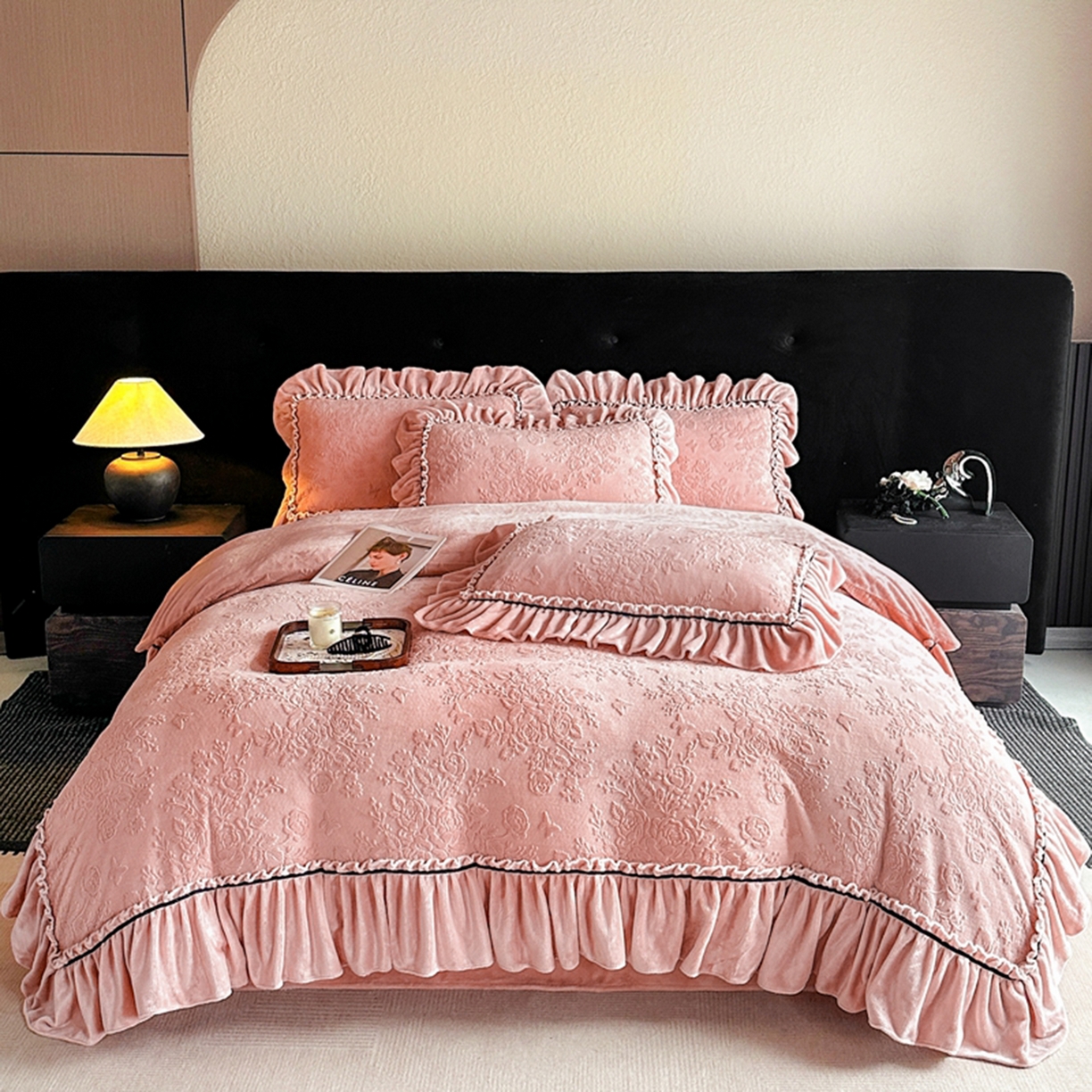 91家纺网 家纺一手货源 找家纺 诺梵家纺 2025新款花边款雕花牛奶绒四件套 芊黛-粉