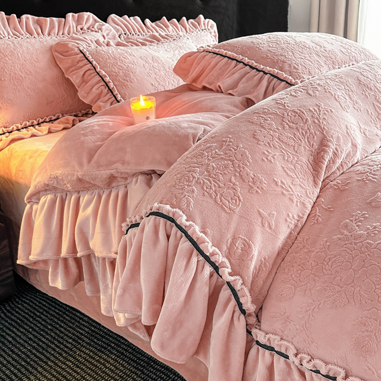 91家纺网 家纺一手货源 找家纺 诺梵家纺 2025新款花边款雕花牛奶绒四件套 芊黛-粉