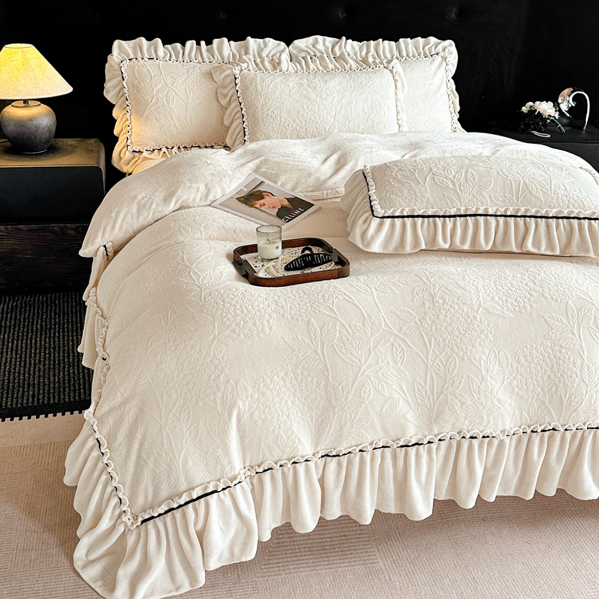 91家纺网 家纺一手货源 找家纺 诺梵家纺 2025新款花边款雕花牛奶绒四件套 幸福花-米白